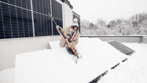 È necessario pulire i pannelli solari e rimuovere la neve in inverno?